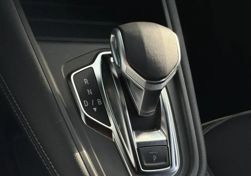 Le levier de vitesses automatique noir et chrome du Renault SYMBIOZ E-Tech Full Hybrid, vue rapprochée intérieure.