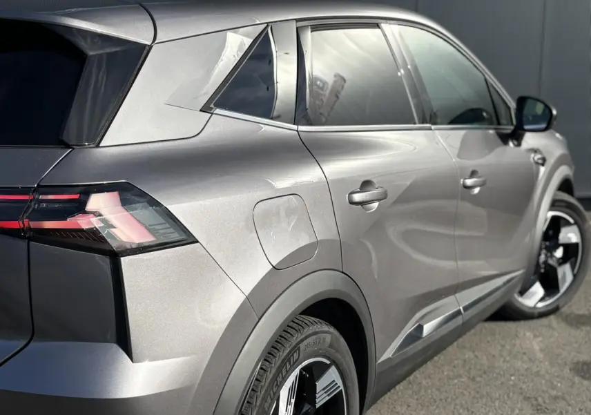Vue 3/4 arrière droite du Renault SYMBIOZ gris Cassiopée avec jantes 18 pouces et hayon mains libres.