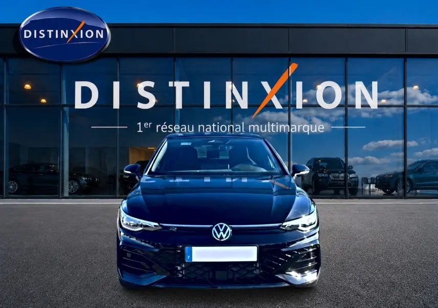 Volkswagen Golf 1.5 ETSI EVO2 150 R-Line 2026 noire vue de face devant un showroom Distinxion.