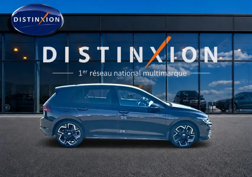 Volkswagen Golf 1.5 ETSI Evo2 150 R-Line noir vue de profil côté gauche devant un showroom Distinxion.