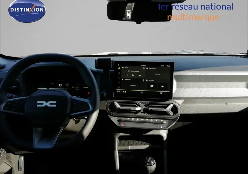 Vue intérieure du tableau de bord du Dacia Duster TCE MHEV 140ch Journey 2026, avec écran tactile et volant multifonction noir.