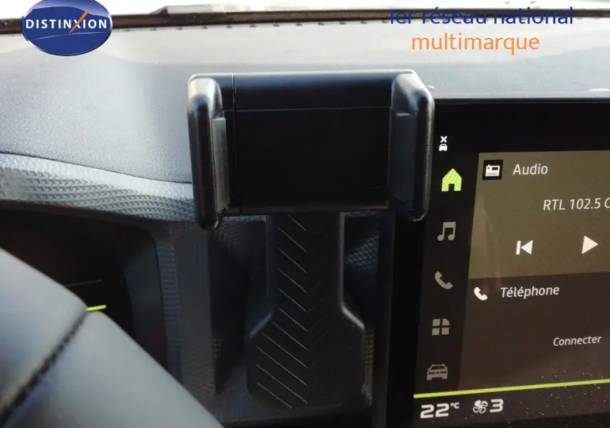 Vue intérieure centrée sur le support smartphone et l’écran tactile du tableau de bord du Dacia Duster gris schiste métal.