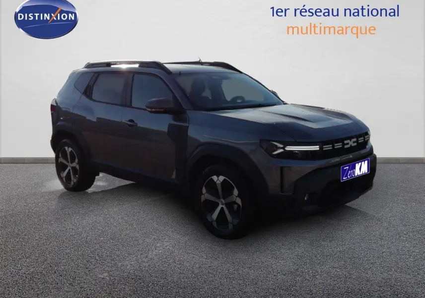 SUV Dacia Duster gris schiste métal en 3/4 avant droit, avec jantes bi-ton et calandre moderne LED.