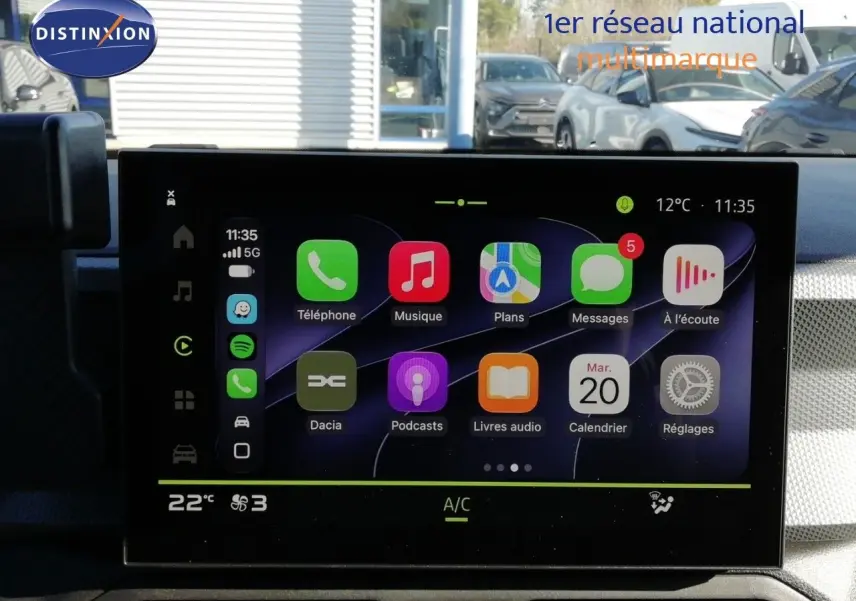 Écran tactile central du Dacia Duster TCE MHEV 140ch Journey 2026, affichant interface connectée et commandes climatisation.
