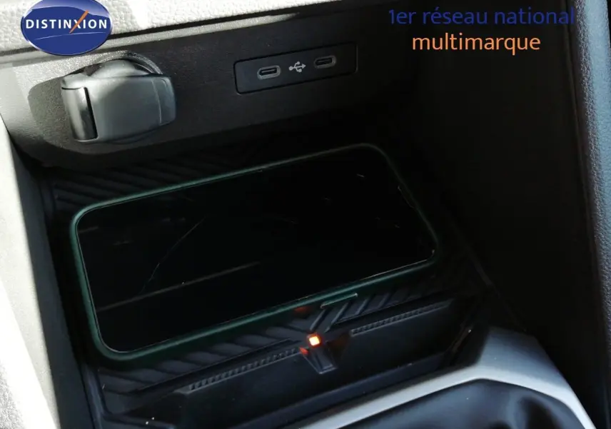 Dacia Duster TCE MHEV 140ch Journey 2026, détail de la console centrale avec chargeur sans fil et ports USB.