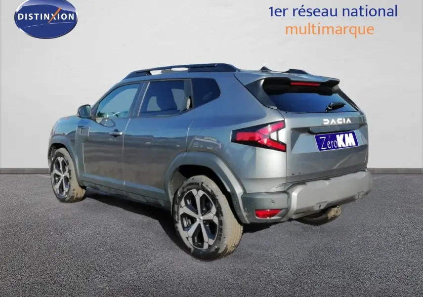 Vue 3/4 arrière droite du Dacia Duster gris schiste métal avec jantes biton et feux LED distinctifs.