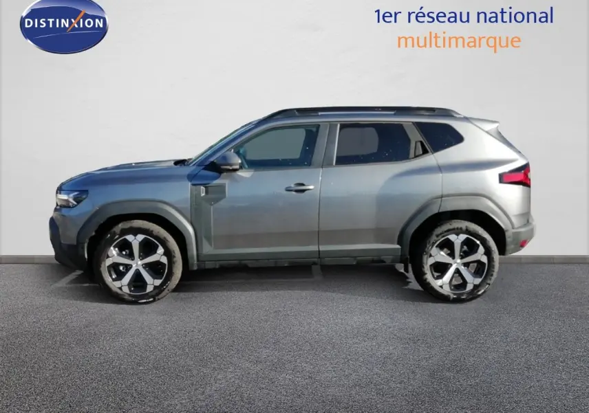 Vue de profil côté gauche du Dacia Duster TCE MHEV 140ch Journey gris schiste métal avec jantes alliage bicolores.