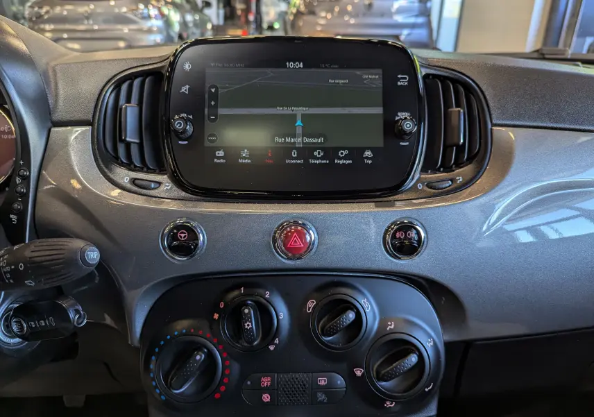 Tableau de bord gris Electroclash de la Fiat 500 1.0 70 CH Hybride DolceVita avec écran tactile et commandes climatiques.