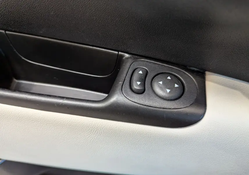 Commande de réglage des rétroviseurs sur la portière intérieure noire et beige d'une Fiat 500 Electroclash Grey 2021.
