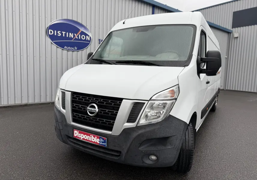 Fourgon blanc Nissan NV400 2.3 DCI 130 Optima vu en 3/4 avant droit sur parking extérieur