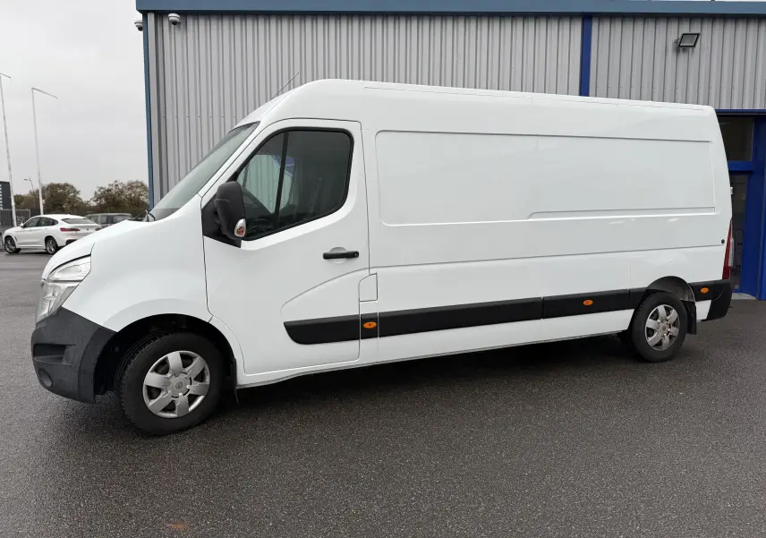 Vue arrière côté droit d'un fourgon blanc Nissan NV400 avec panneau "Disponible" sur la porte arrière.