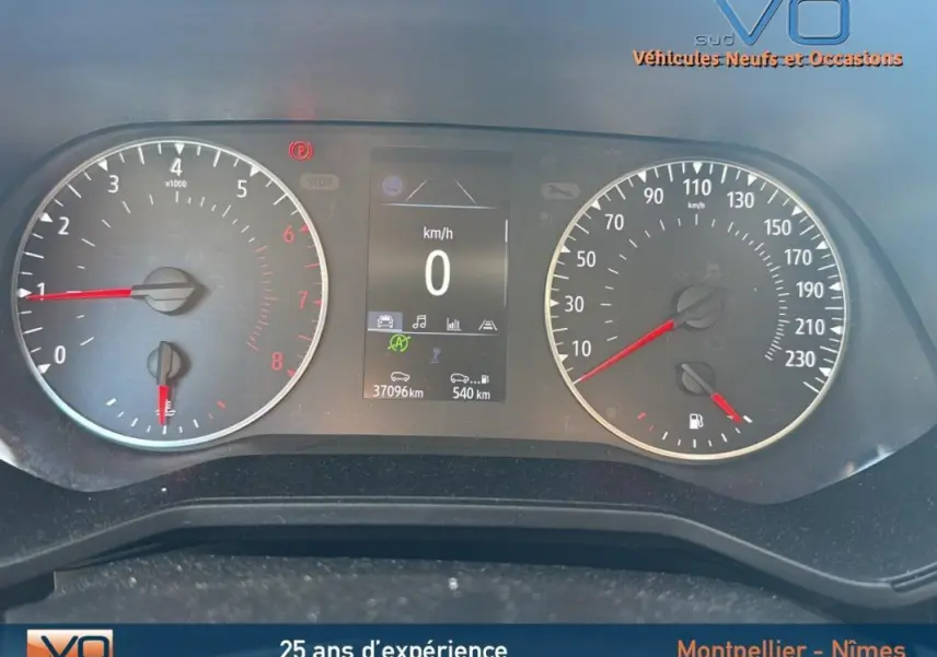 Tableau de bord de Renault Clio V TCe 90 gris 2022 montrant compte-tours, vitesse à zéro et affichage digital central.