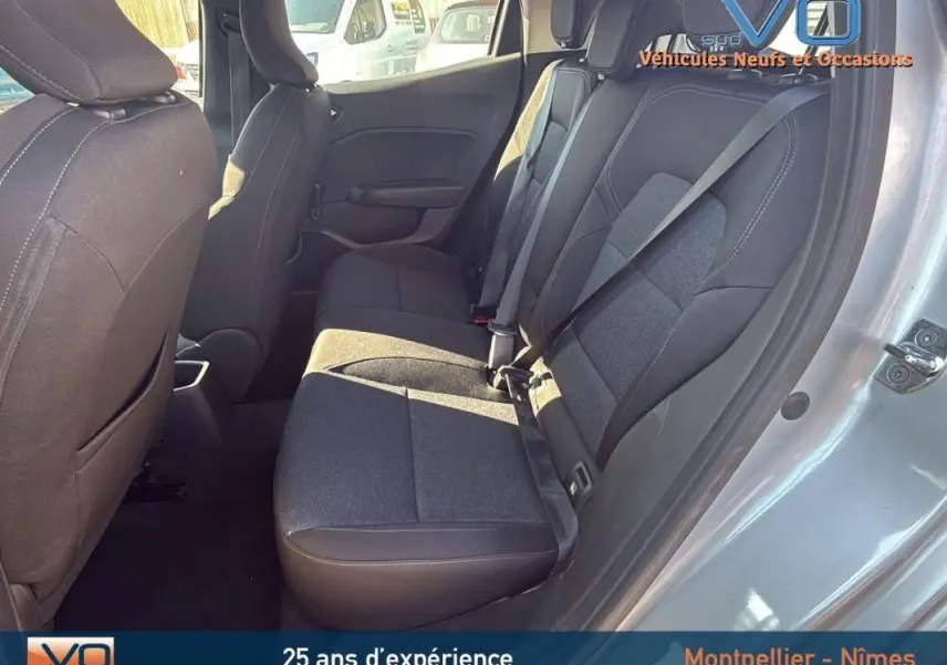 Intérieur arrière de la Renault Clio gris 2022, vue côté droit avec sièges tissu noir et ceintures attachées.