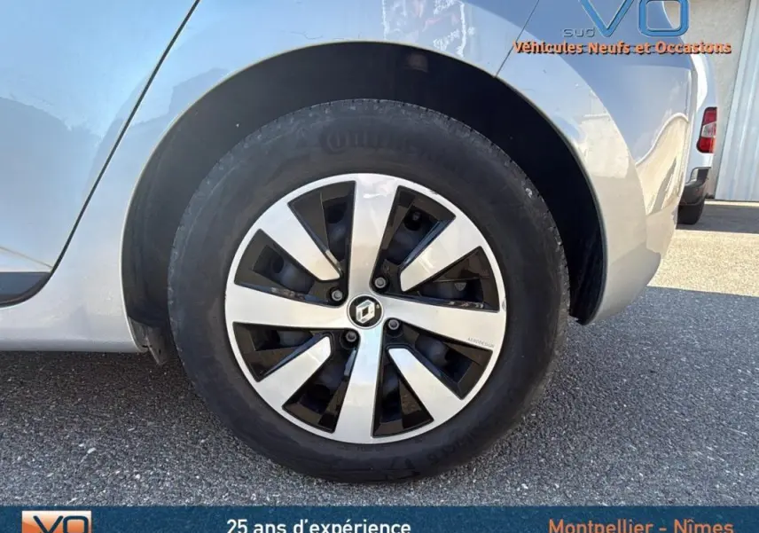 Gros plan sur la roue avant droite d'une Renault Clio gris 2022 avec jante alliage au design moderne.