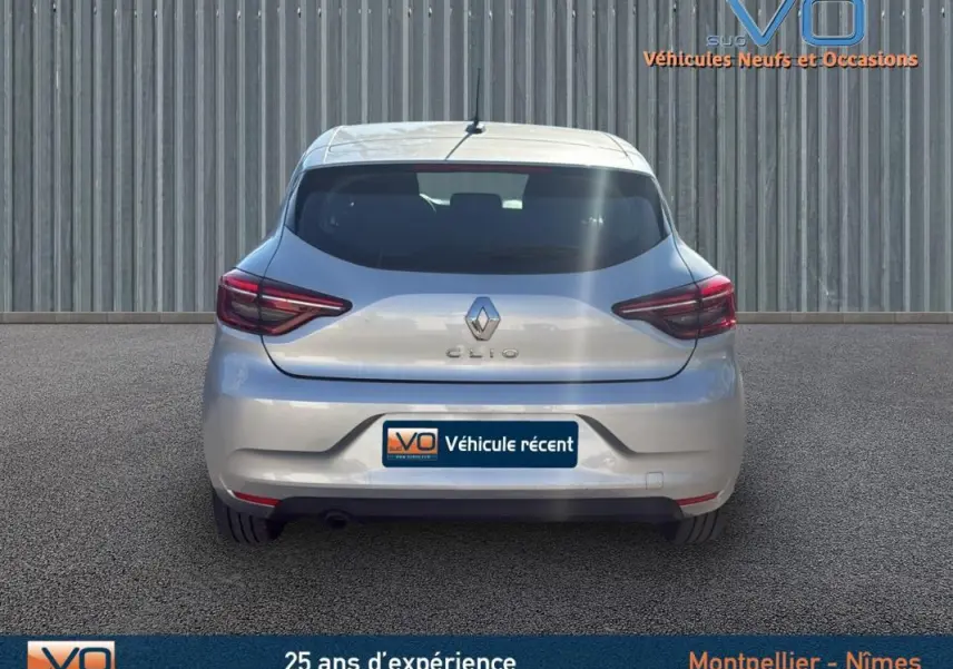 Vue arrière d'une Renault Clio gris 2022, version V TCe 90 Equilibre, avec feux arrière LED et plaque VO Véhicule récent.