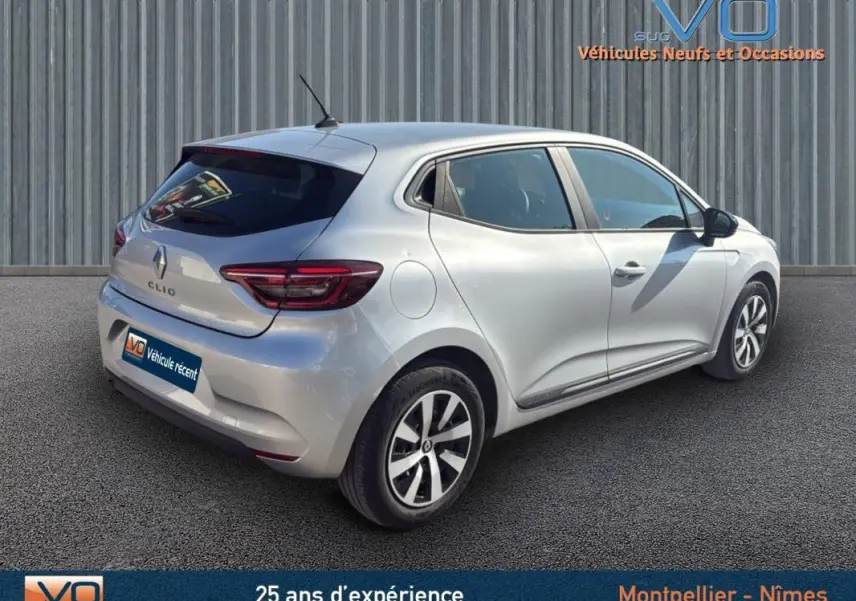 Renault Clio gris 2022 vue 3/4 arrière droit, compacte et moderne avec feux arrière LED et jantes alliage.