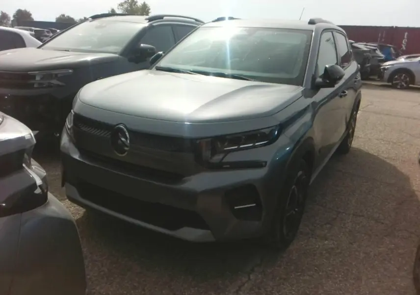 Citroën C3 Turbo 100 Max gris Mercury vue 3/4 avant droit, avec barres de toit noir brillant et jantes alliage.