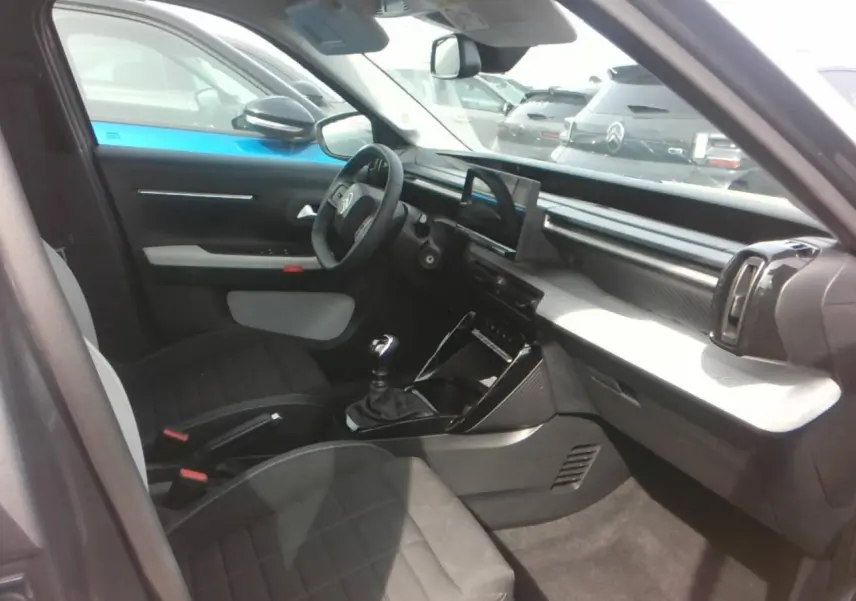 Vue intérieure côté conducteur de la Citroën C3 Turbo 100 Max 2025 avec tableau de bord moderne et écran tactile central.
