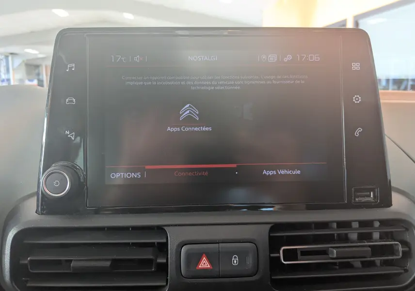 Écran tactile central du tableau de bord du Citroën Berlingo 2019, affichant le menu "Apps Connectées".