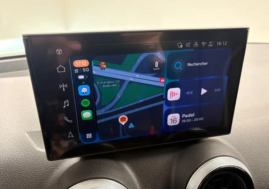 Écran tactile central de l’Audi Q2 35 TFSI S Line 2026 affichant navigation et applications, intérieur noir.