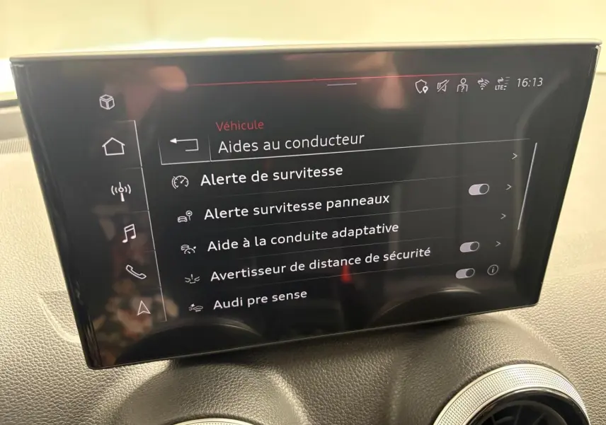 Vue intérieure de l’écran central tactile de l’Audi Q2 35 TFSI S Line 2026 affichant les aides à la conduite.
