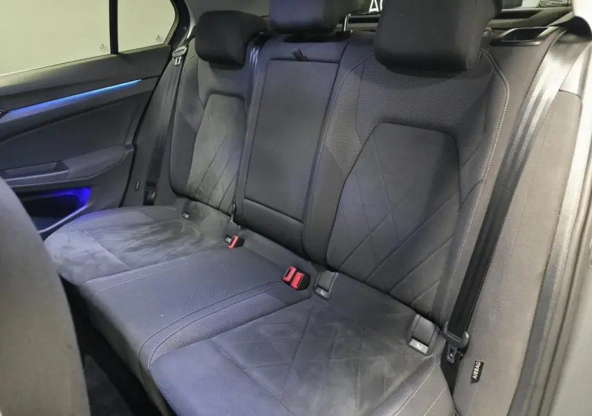 Vue intérieure des sièges arrière noirs en tissu et microfibre de la Volkswagen Golf 1.4 eHybrid 2020.