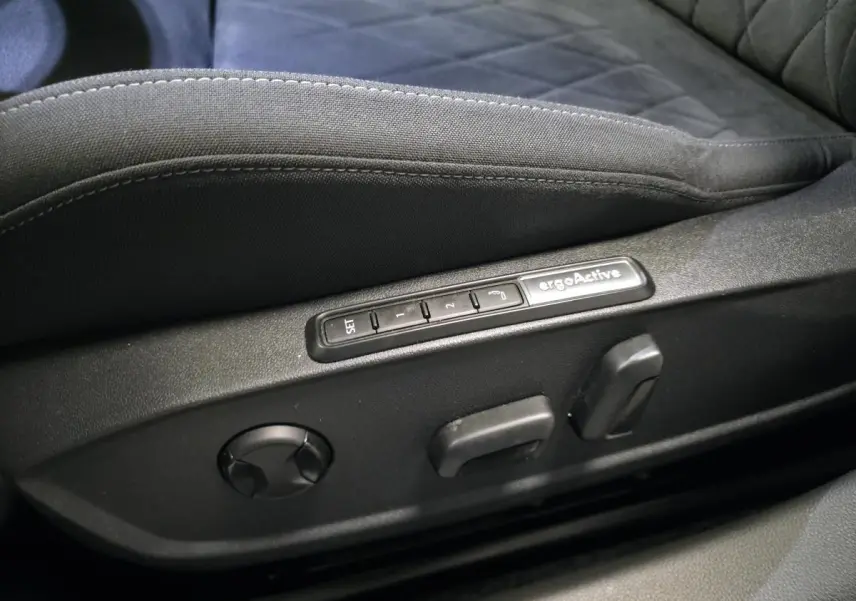 Réglages électriques du siège conducteur ergoActive en tissu gris dans une Volkswagen Golf hybride rechargeable 2020.