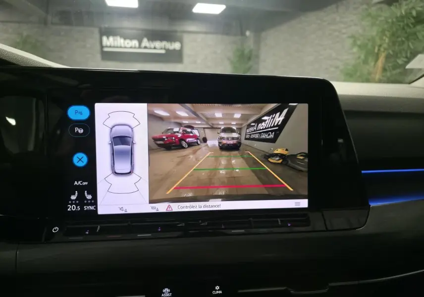 Vue arrière sur l'écran de la Volkswagen Golf 1.4 eHybrid gris montrant la caméra de recul en intérieur de garage.