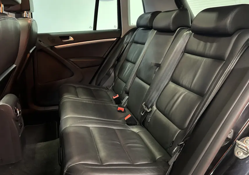 Vue intérieure côté droit des sièges arrière en cuir noir du Volkswagen Tiguan 2.0 TDI 140 Carat de 2015.