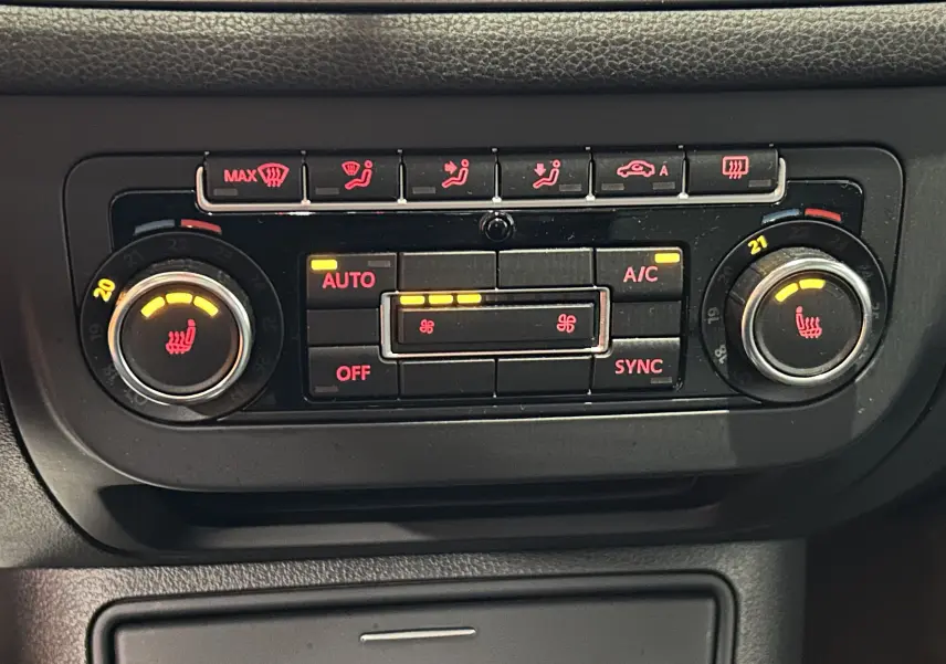 Panneau de commande de la climatisation automatique avec sièges chauffants activés sur Volkswagen Tiguan noir 2015.