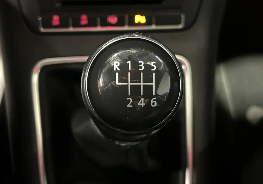 Le levier de vitesse manuel noir du Volkswagen Tiguan 2015, avec marquages des six rapports et marche arrière.