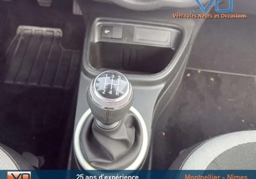 Le levier de vitesses manuel de la Renault Twingo III bleu clair, vue rapprochée de la console centrale intérieure.