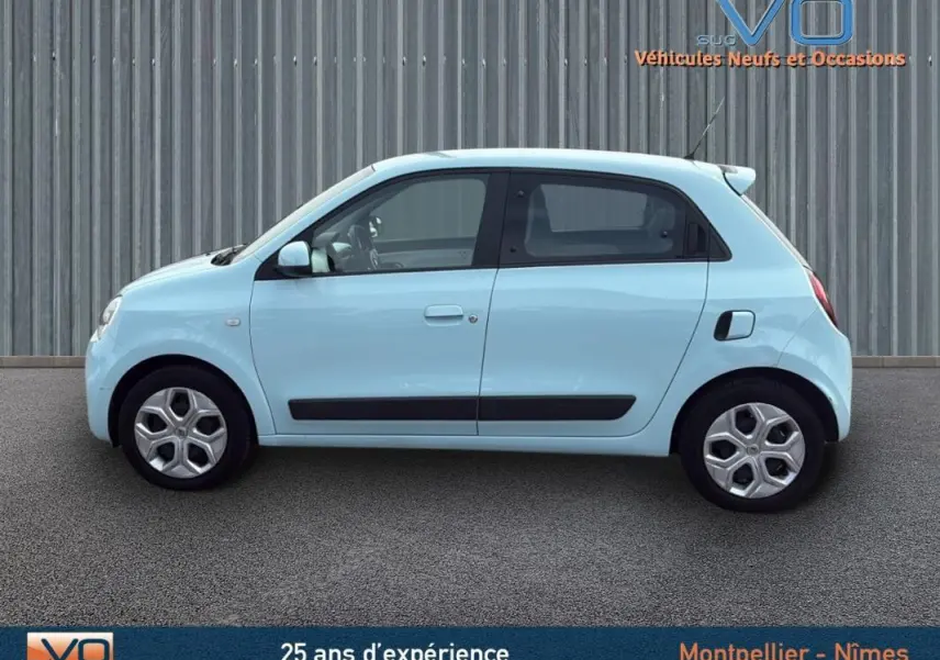 Profil côté gauche d'une Renault Twingo III bleu clair, compacte et moderne, sur fond neutre extérieur.