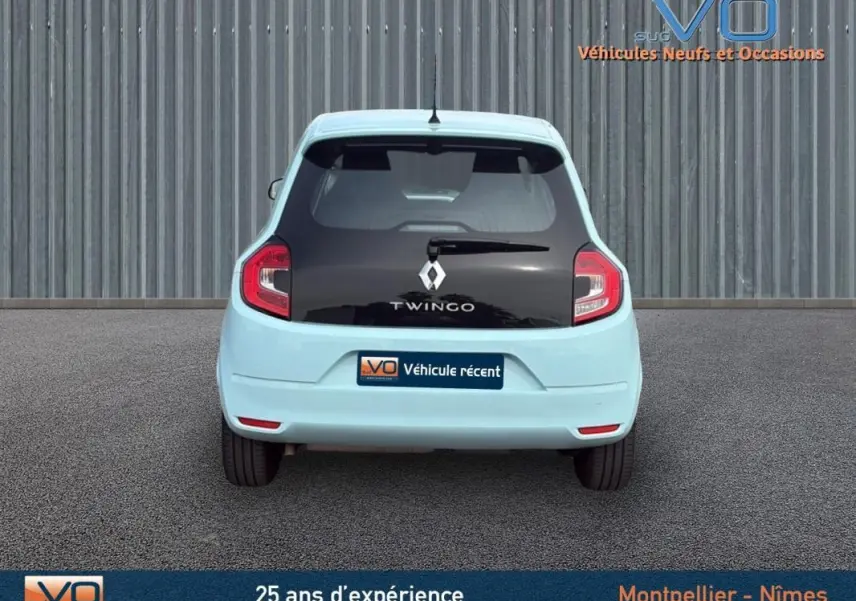 Vue arrière d'une Renault Twingo III bleu clair avec lunette arrière noire et feux rouges distinctifs.