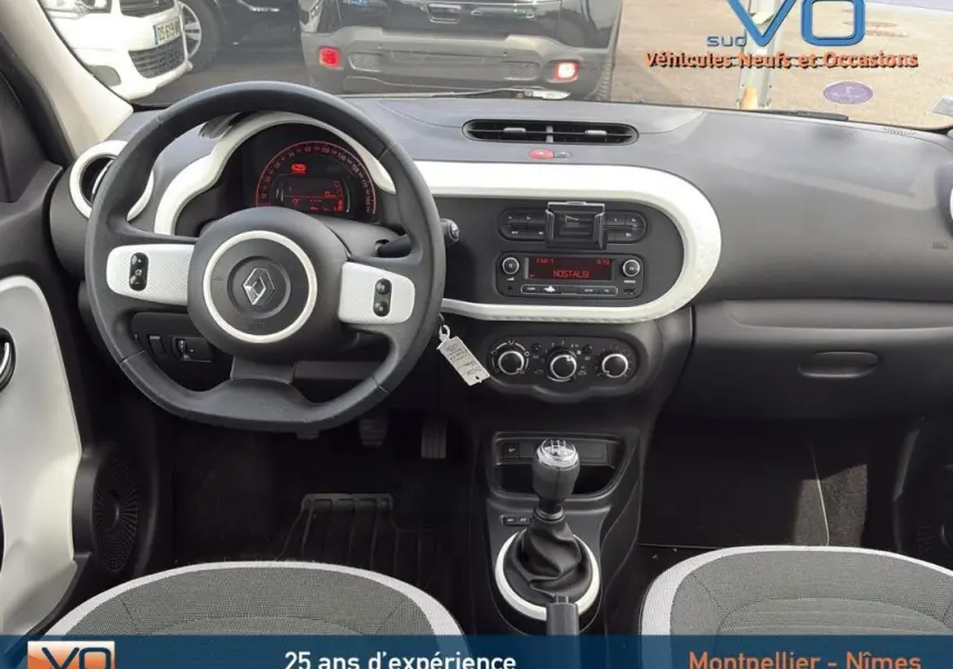 Intérieur de la Renault Twingo III bleu clair, vue frontale sur le tableau de bord et le volant avec boîte manuelle.