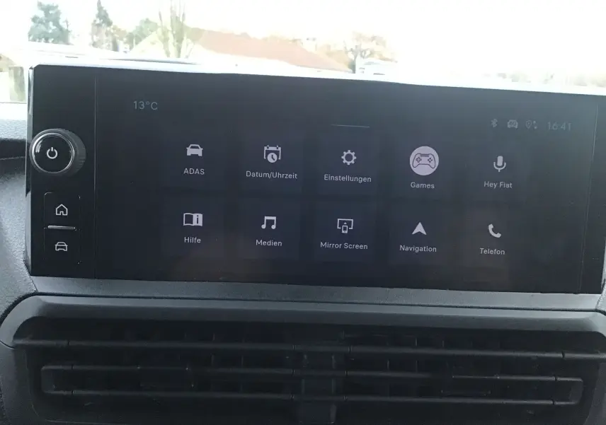 Écran tactile central du tableau de bord du Fiat Scudo Fourgon 2024 affichant les menus connectivité et navigation.