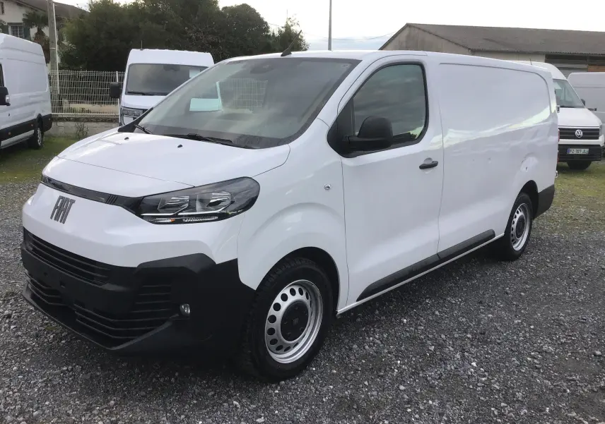Fourgon FIAT Scudo blanc vu en 3/4 avant droit, avec pare-chocs noir et jantes acier simples.