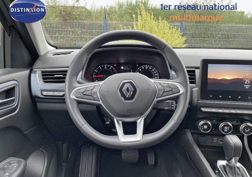 Vue intérieure centrée sur le volant noir de la Renault Arkana 1.3 TCE 140 Evolution avec tableau de bord et écran tactile.