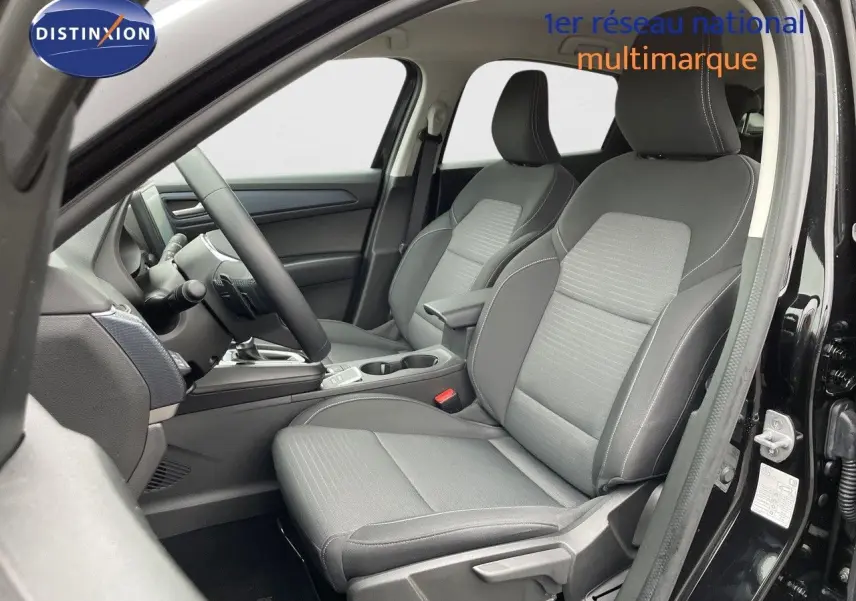 Vue intérieure côté conducteur du Renault Arkana noir 2023, montrant les sièges avant et le tableau de bord.