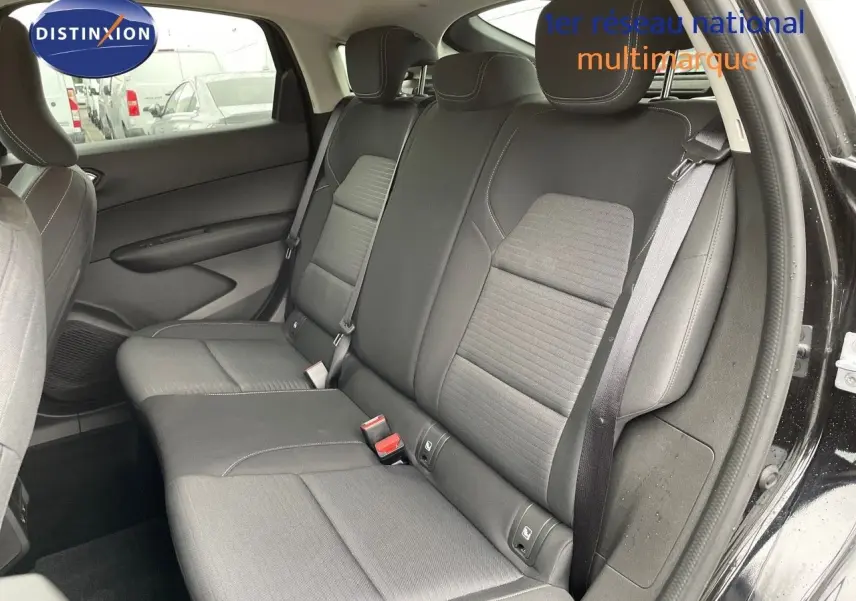 Vue intérieure côté droit des sièges arrière noirs du Renault Arkana 1.3 TCE 140 Evolution 2023 avec ceinture de sécurité visible.