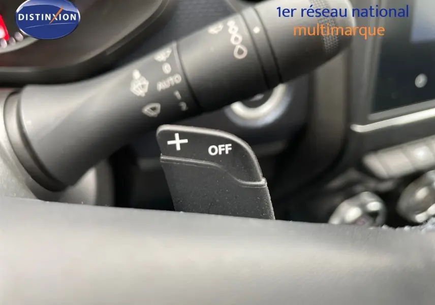 Gros plan sur la palette de changement de vitesse + OFF du volant d’un Renault Arkana noir essence 2023, intérieur moderne.