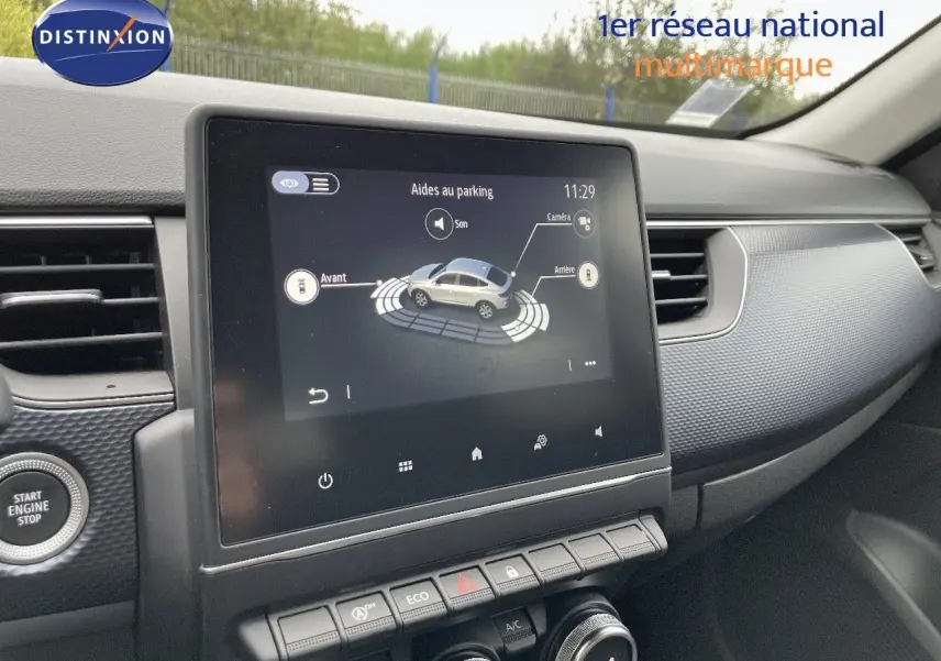Vue intérieure centrée sur l’écran tactile du tableau de bord du Renault Arkana noir, affichant l’aide au parking.