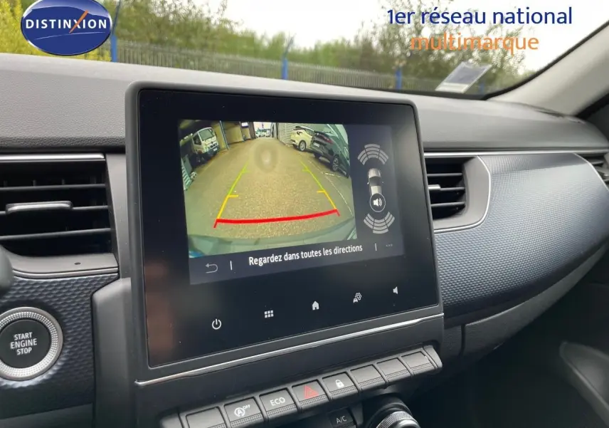 Vue intérieure du tableau de bord du Renault Arkana noir 2023, avec écran tactile affichant la caméra de recul.