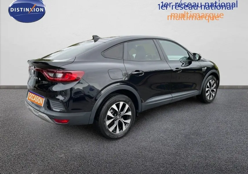 Vue 3/4 arrière droite d’un Renault Arkana noir 2023 avec jantes bi-ton et lignes fluides de SUV coupé.
