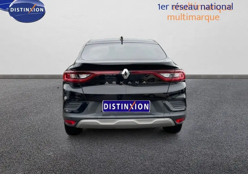 Vue arrière d'une Renault Arkana noire 2023, version 1.3 TCE 140 Evolution avec feux arrière reliés et logo central.
