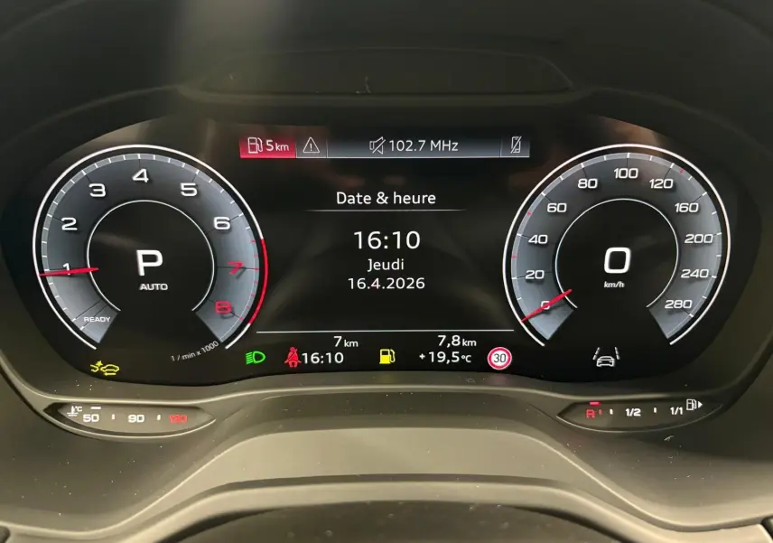 Tableau de bord numérique de l'Audi Q2 35 TFSI 2026 affichant la vitesse, le régime moteur et la date à 16:10.