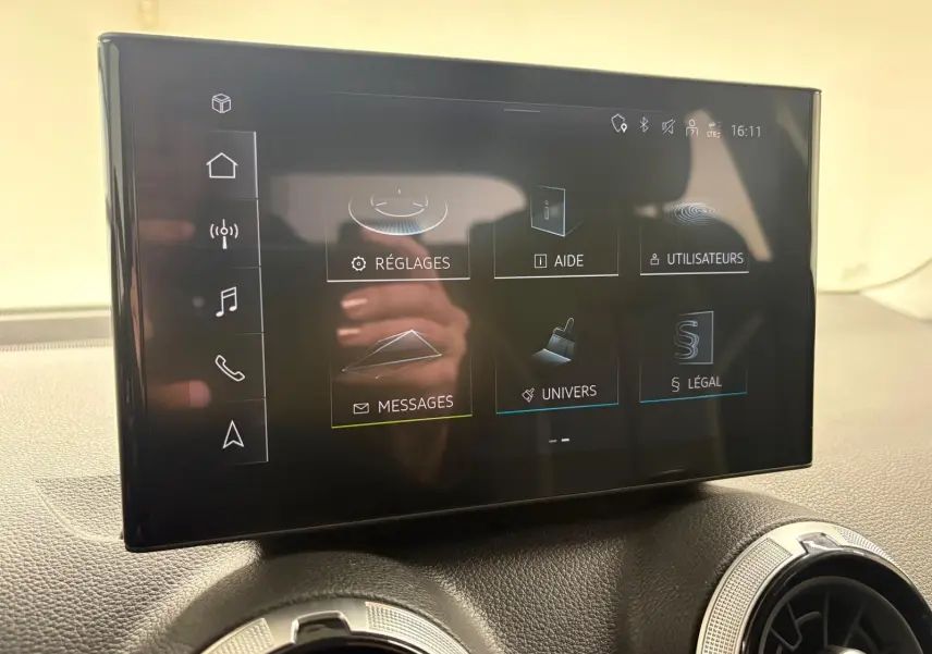 Vue de face de l'Audi Q2 35 TFSI S Line 2026 en gris Daytona, mettant en valeur sa calandre et ses phares LED distinctifs.