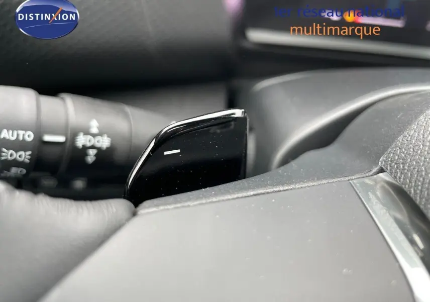 Gros plan sur la palette de changement de vitesse noire côté droit du volant d'une Citroën C4 2024 blanc métal.