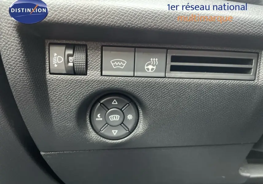 Détail du tableau de bord noir de la Citroën C4 2024, montrant les commandes d'éclairage et de réglage des rétroviseurs.