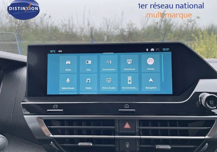 Écran tactile central affichant le menu multimédia et climatisation dans l'habitacle d'une Citroën C4 blanche 2024.